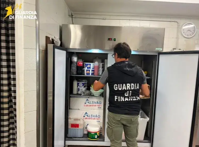 Controlli a tutela dei consumatori nella Locride, sequestrati circa 91 kg di prodotti ittici non tracciati in un ristorante
