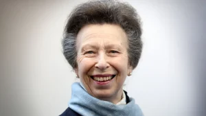 Principessa Anne manda via un jogger con due parole in un modo esilarante. Titolo: “Principessa Anne e il jogger divertente”.