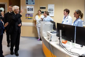 Mattarella visita la ‘Stanza Rosa’ dell’ospedale di Grosseto: “Violenza sulle donne un’emergenza di primaria importanza” / Video