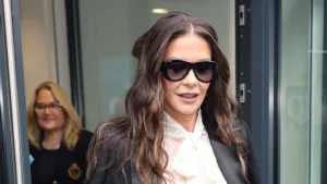 Catherine Zeta-Jones: il nuovo look elegante che interpreta due tendenze autunnali in un unico outfit.