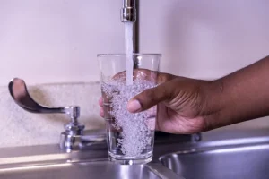Diritto all’acqua priva di piombo non garantito da corte per cittadini di una città USA.