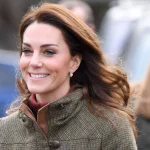 Stile elegante e accogliente: stivaletti, maglione rosso e jeans di Kate Middleton per l’autunno.