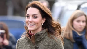 Stile elegante e accogliente: stivaletti, maglione rosso e jeans di Kate Middleton per l’autunno.
