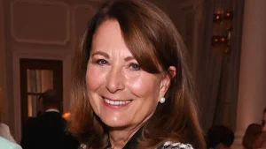 L’outfit elegante completamente nero di Carole Middleton si trasforma con un semplice trucco.
Titolo: “L’outfit tutto nero di Carole Middleton: il trucco per renderlo sensazionale”