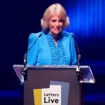 La Regina Camilla sorprende leggendo lettera inedita della Regina Madre: momento emozionante.