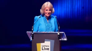 La Regina Camilla sorprende leggendo lettera inedita della Regina Madre: momento emozionante.