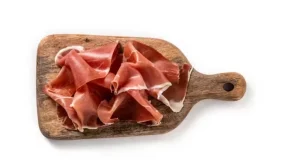 I migliori prosciutti crudi del supermercato: la selezione del Gambero Rosso da scoprire.
