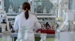 Farmaco per l’epilessia ostacola crescita del glioma cerebrale nei bambini: scoperta promettente.