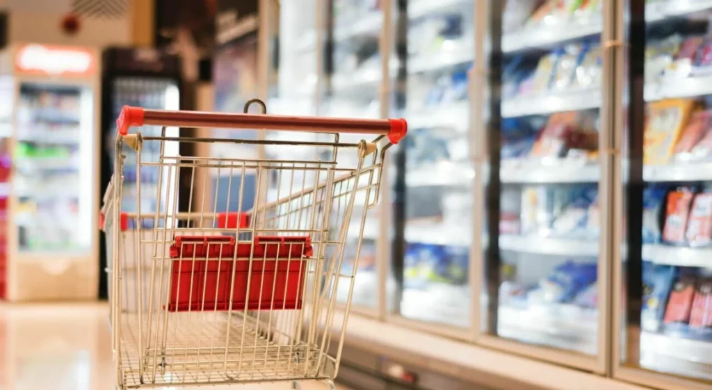 Emergenza pomodoro: frutta e verdura scarseggiano nei supermercati, prezzi alle stelle. Cosa accade?