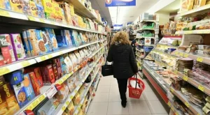 Cinque regole fondamentali contro lo spreco alimentare: leggi le etichette per preservare il cibo.