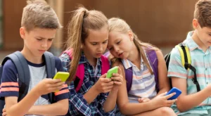 Effetti negativi dello schermo: pericoli per bambini e adolescenti.