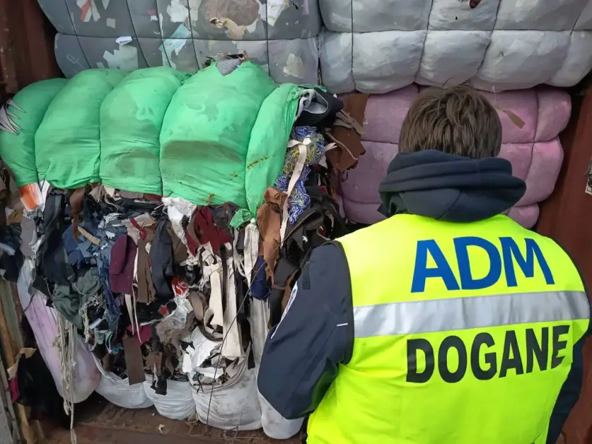Maxi sequestro di 500 tonnellate di rifiuti tessili al porto di Livorno