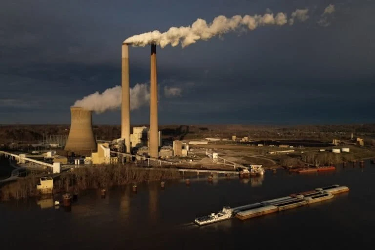 EPA elimina regola limitante gas serra da centrali eliminando emissioni dannose per il pianeta.