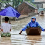 Inondazioni e piogge torrenziali nel nord del Vietnam sommergono case e danneggiano l’economia. 

Titolo: Disastri naturali nel nord del Vietnam: case sommerse e economia in pericolo.