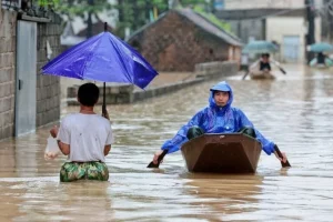 Inondazioni e piogge torrenziali nel nord del Vietnam sommergono case e danneggiano l’economia. 

Titolo: Disastri naturali nel nord del Vietnam: case sommerse e economia in pericolo.