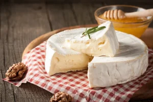 Nuovo allarme Listeria in brie: precauzioni da prendere subito