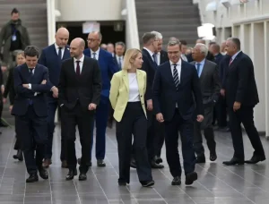 Titolo: “L’Unione Europea: nuova strategia con sicurezza e capacità al centro”
Articolo: L’Unione Europea ha ridefinito la propria strategia ponendo al centro sicurezza e capacità.