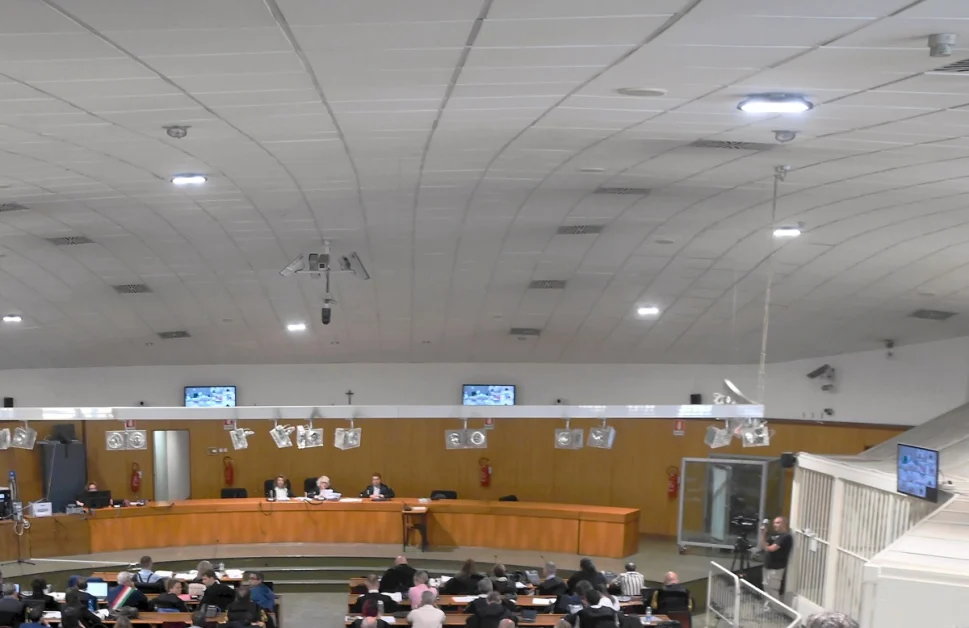 Ondata di maltempo sulla Lombardia, a Milano crolla parte del soffitto dell’aula bunker di San Vittore e viene rinviata l’udienza del processo “Hydra”