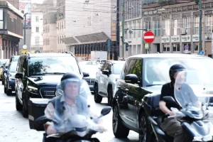 Abolito il bollo per auto piccole e medie e motocicli, Meloni: “Cancellata una tassa odiosa”. Taglio delle accise fino al 5 ottobre
