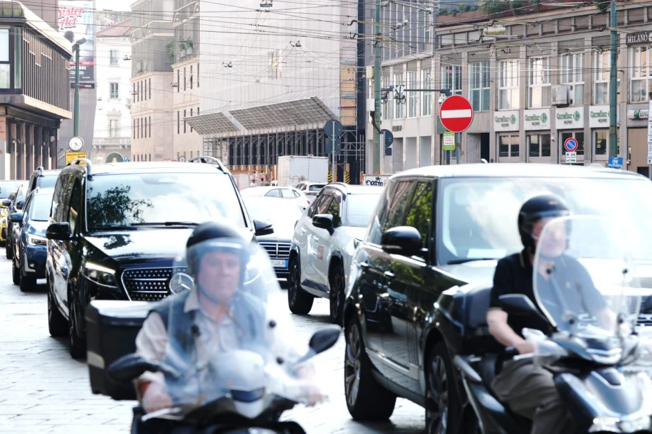 Abolito il bollo per auto piccole e medie e motocicli, Meloni: “Cancellata una tassa odiosa”. Taglio delle accise fino al 5 ottobre
