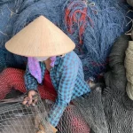 I pescatori in Vietnam pagano cari i costi della plastica, ma possono invertire la tendenza. Titolo: Pescatori vietnamiti affrontano problemi della plastica ma possono fare la differenza.