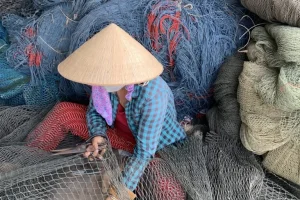 I pescatori in Vietnam pagano cari i costi della plastica, ma possono invertire la tendenza. Titolo: Pescatori vietnamiti affrontano problemi della plastica ma possono fare la differenza.