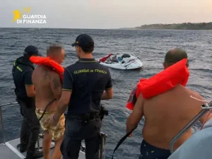 Naufragio nelle acque di Isola di Capo Rizzuto, diportisti tratti in salvo