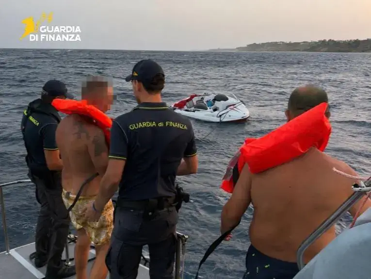Naufragio nelle acque di Isola di Capo Rizzuto, diportisti tratti in salvo
