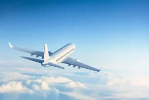 Il capo tecnologico della Marina presenta il suo progetto agli investitori durante un volo segreto.
