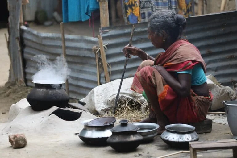 Rischio esposizione metalli tossici aumenta con combustibili biomasse in Bangladesh, conferma studio: scoperte preoccupanti.