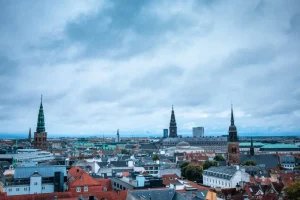 Allarme a Copenaghen per droni e pacco sospetto davanti all’ambasciata Usa, oggi il vertice Nato