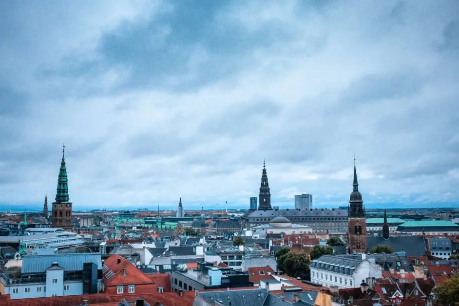 Allarme a Copenaghen per droni e pacco sospetto davanti all’ambasciata Usa, oggi il vertice Nato