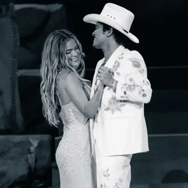 Karol G e Bruno Mars lanciano il video ufficiale del singolo “Still”