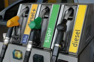 Eni blocca carburanti: gasolio a 2,19€ e benzina a 1,99€, governo apprezza