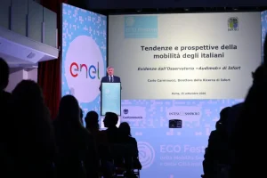 L’auto ancora dominante: Osservatorio Isfort rivela mobilità sostenibile a macchia di leopardo