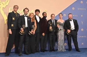 Widow’s Bay domina le commedie agli Emmy 2026, The Pitt vince miglior dramma