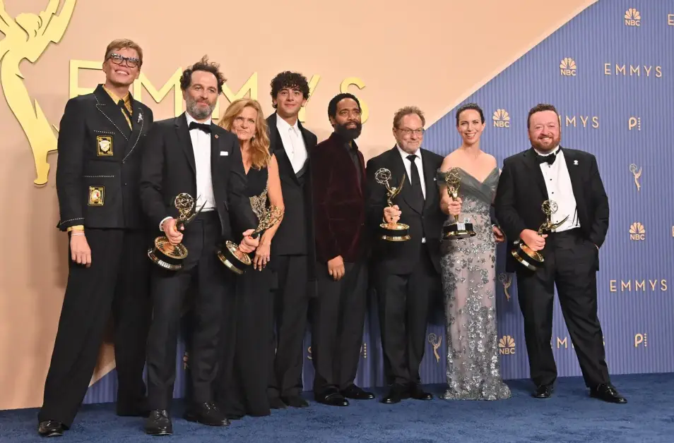 Widow’s Bay domina le commedie agli Emmy 2026, The Pitt vince miglior dramma