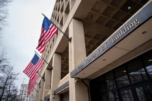 L’Fbi lancia l’allarme: “Intelligence russa pianifica omicidi mirati negli Usa e nei Paesi europei alleati di Kiev”