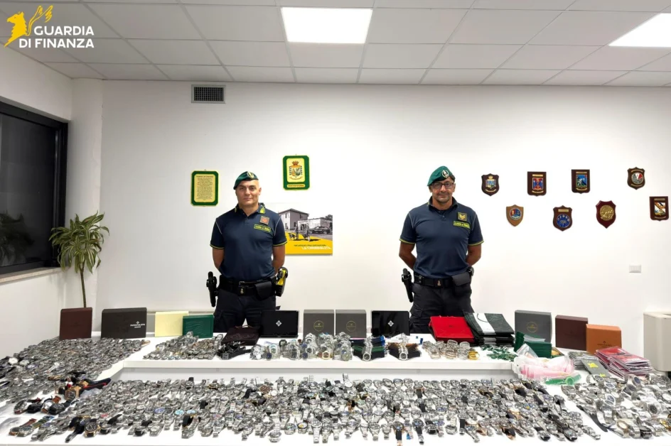 Oltre mille orologi di lusso falsi a Olbia, denunciato un uomo