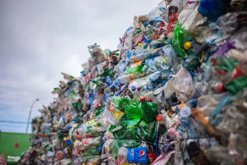 Meta deal per aiutare MacroCycle a costruire la sua prima fabbrica di riciclo di plastica.