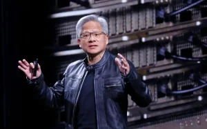 Jensen Huang di Nvidia: lasciate a noi la sicurezza, non serve regolamentare l’IA.