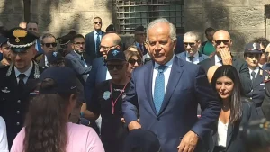 Omaggio floreale dei bambini al cippo di Dalla Chiesa a Palermo, l’incontro con Piantedosi / Video