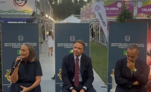 Lollobrigida al Vinòforum: “L’Italia si nasconde dentro una bottiglia di vino” / Video