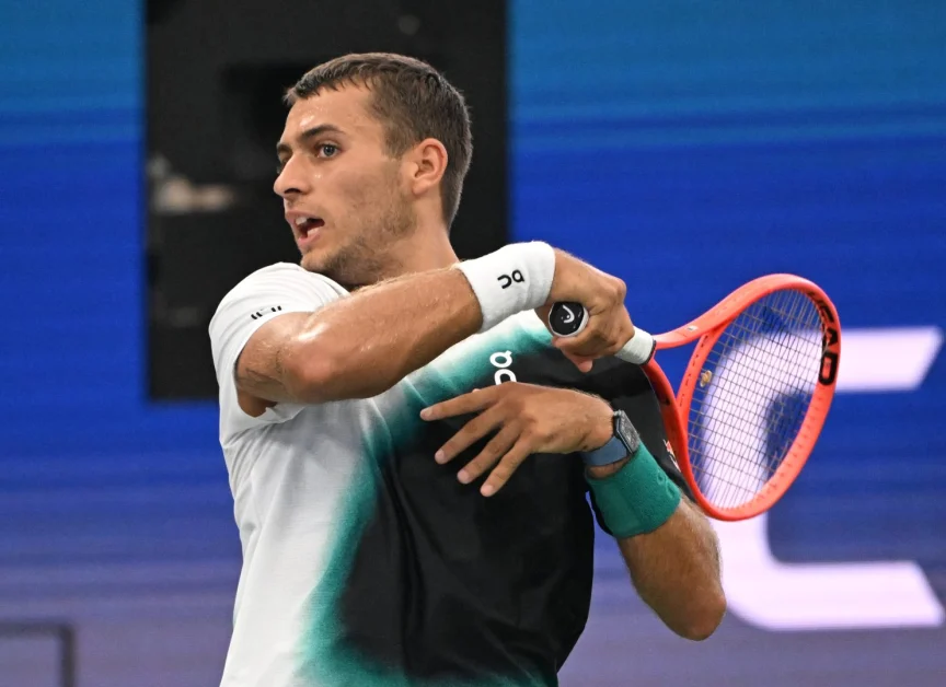 Cobolli rimonta Schoolkate ed è al terzo turno degli Us Open, maratona notturna per Zverev