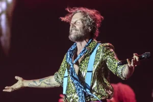 Jovanotti festeggia 60 anni tra energia travolgente, musica innovativa e poesia continua