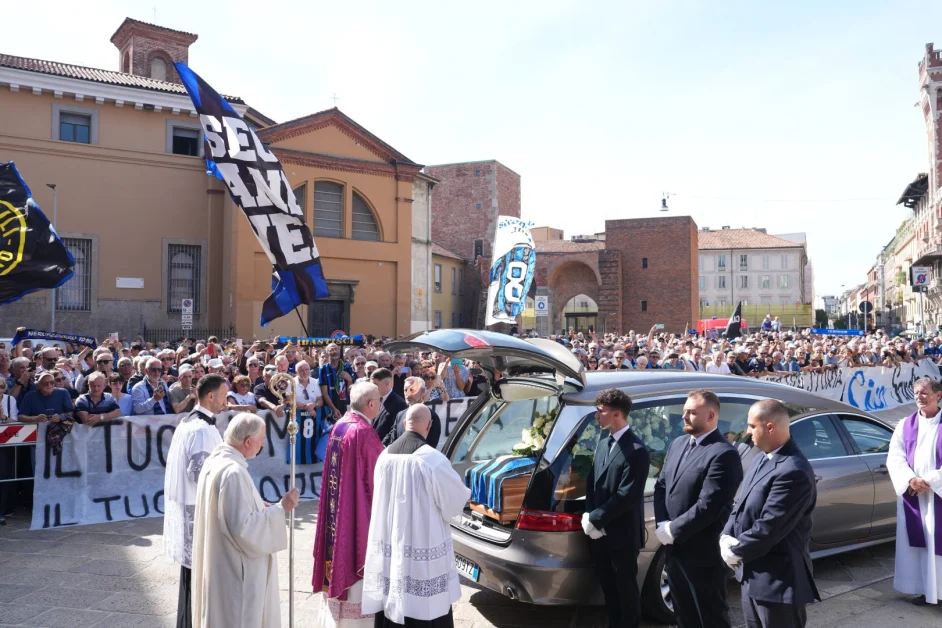 A Milano l’ultimo saluto a Sandro Mazzola davanti centinaia di tifosi. Monsignor Faccendini: “Ha reso onore alla città” / Video