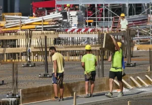 Luglio: occupati stabili a 24,3 milioni, retribuzioni in crescita continua