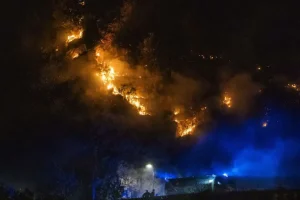 Incendi lungo la Costiera Amalfitana, Vigili del fuoco in azione / Video