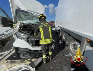 Scontro tra furgone e tir a Olbia, un morto