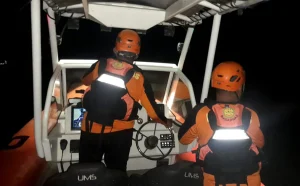 Traghetto colpito da una tempesta in Indonesia, un morto e 102 passeggeri tratti in salvo